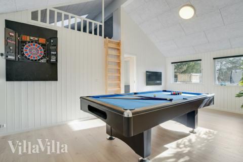 Neben den vielen schönen Stunden, die man im Poolbereich des Hauses verbringen kann, bietet das Luxusferienhaus 929 auch Spielevergnügen bei Billard/Tischtennis und Darts