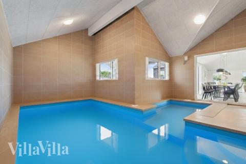 Das Ferienhaus 929 hat einen schicken Poolbereich mit Wasserrutsche, einem geräumigen, eingelassenen Whirlpool und einer Sauna.