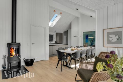 Der Aufenthaltsraum bietet Platz für 14 Personen, wenn ihr das Ferienhaus 929 in Westjütland besucht.