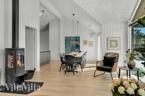 Der große, lichtdurchflutete Aufenthaltsraum im Luxusferienhaus Nr. 929 für 14.