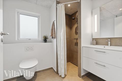 Eines der Badezimmer im Luxusferienhaus Nr. 942