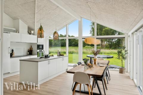 Der große, lichtdurchflutete Aufenthaltsraum im Luxusferienhaus Nr. 942 für 8.