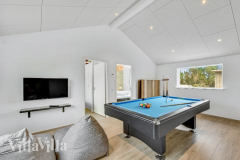 Neben den vielen schönen Stunden, die man im Poolbereich des Hauses verbringen kann, bietet das Luxusferienhaus 942 auch Spielevergnügen bei Billard/Tischtennis und Darts
