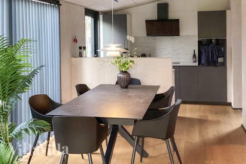 Der große, lichtdurchflutete Aufenthaltsraum im Luxusferienhaus Nr. 924 für 9.