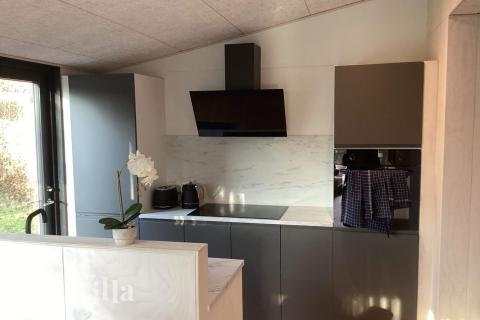 Die Küche in dem Luxusferienhaus Nr. 924 ist so gut ausgestattet, dass man problemlos Mahlzeiten für 9 Personen zubereiten kann.