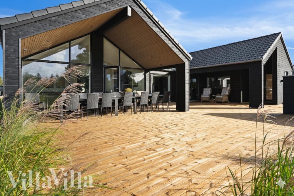 Das Luxusferienhaus Nr. 599 hat eine tolle Terrasse, die mit hochwertigen Gartenmöbeln für 16 Personen ausgestattet ist.