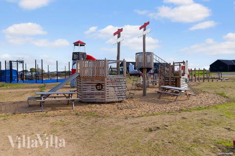 Zu dem attraktiven Ferienhaus Nr. 915 in Fünen und seine Inseln gehört auch ein tolles Angebot im Außenbereich, z. B. Spieleturm und Schaukeln