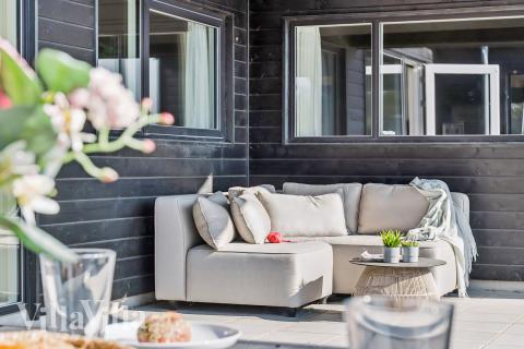 Auf der Terrasse des Ferienhauses Nr. 928 ist Platz für 14 Personen.