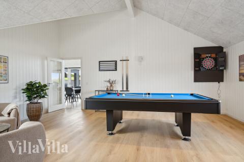 Neben den vielen schönen Stunden, die man im Poolbereich des Hauses verbringen kann, bietet das Luxusferienhaus 928 auch Spielevergnügen bei Billard/Tischtennis und Darts