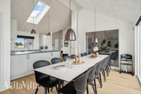 Der Aufenthaltsraum bietet Platz für 14 Personen, wenn ihr das Ferienhaus 928 in Westjütland besucht.