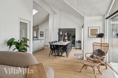 Der große, lichtdurchflutete Aufenthaltsraum im Luxusferienhaus Nr. 928 für 14.