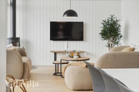 Die Couch im Luxusferienhaus Nr. 928 in Westjütland lädt zu Gesellschaftsspielen oder zu Kinoabenden ein.