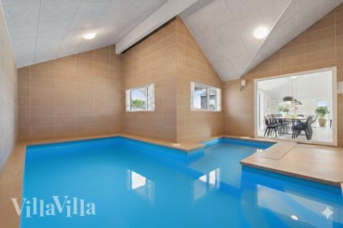 Das Ferienhaus 928 hat einen schicken Poolbereich mit Wasserrutsche, einem geräumigen, eingelassenen Whirlpool und einer Sauna.