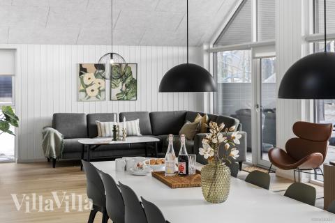 Der große, lichtdurchflutete Aufenthaltsraum im Luxusferienhaus Nr. 810 für 18.