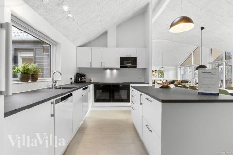 Die Küche in dem Luxusferienhaus Nr. 810 ist so gut ausgestattet, dass man problemlos Mahlzeiten für 18 Personen zubereiten kann.