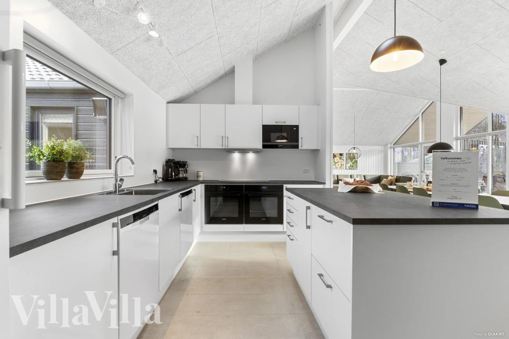Die Küche in dem Luxusferienhaus Nr. 810 ist so gut ausgestattet, dass man problemlos Mahlzeiten für 18 Personen zubereiten kann.