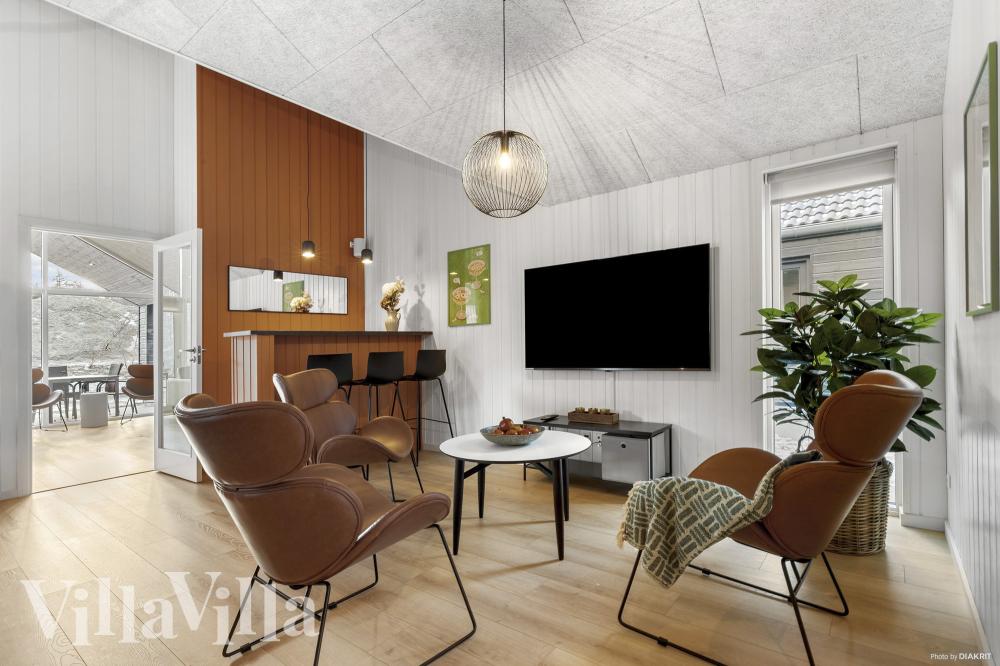 Das Luxusferienhaus 810 für 18 Personen hat einen großen Aktivitätsraum mit u. a. Billard und Darts