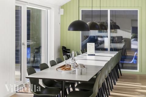 Der Aufenthaltsraum bietet Platz für 18 Personen, wenn ihr das Ferienhaus 810 in Ostjütland besucht.