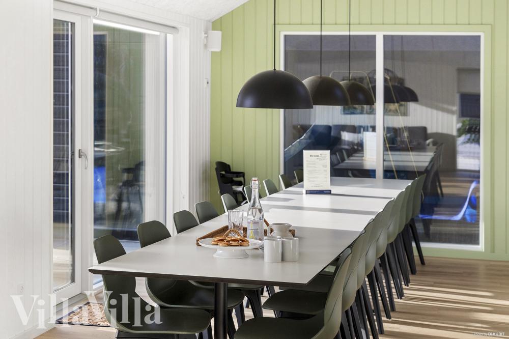 Der Aufenthaltsraum bietet Platz für 18 Personen, wenn ihr das Ferienhaus 810 in Ostjütland besucht.
