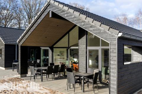 Das Luxusferienhaus Nr. 810 hat eine tolle Terrasse, die mit hochwertigen Gartenmöbeln für 18 Personen ausgestattet ist.