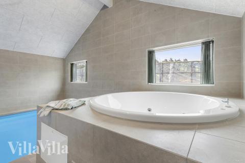 Genießen Sie den warmen Whirlpool im Luxusferienhaus Nr. 814 in Ostjütland
