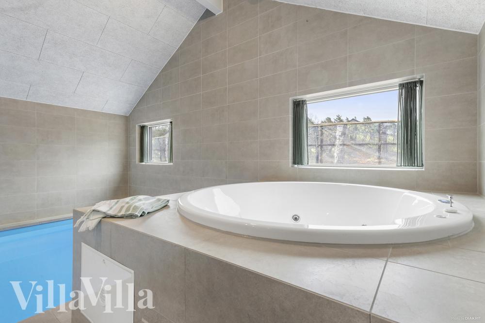 Genießen Sie den warmen Whirlpool im Luxusferienhaus Nr. 814 in Ostjütland