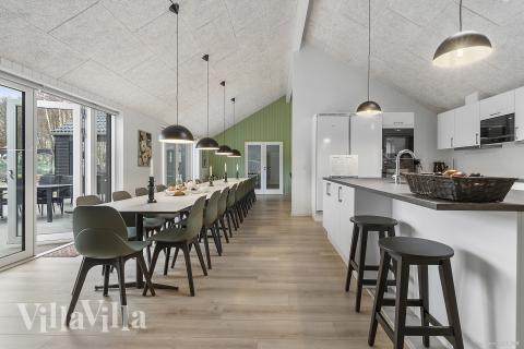 Der große, lichtdurchflutete Aufenthaltsraum im Luxusferienhaus Nr. 814 für 26.