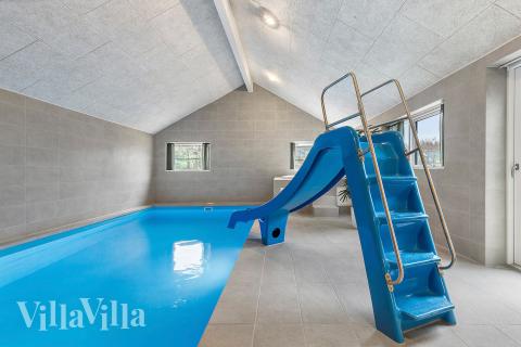 Das Ferienhaus 814 hat einen schicken Poolbereich mit Wasserrutsche, einem geräumigen, eingelassenen Whirlpool und einer Sauna.