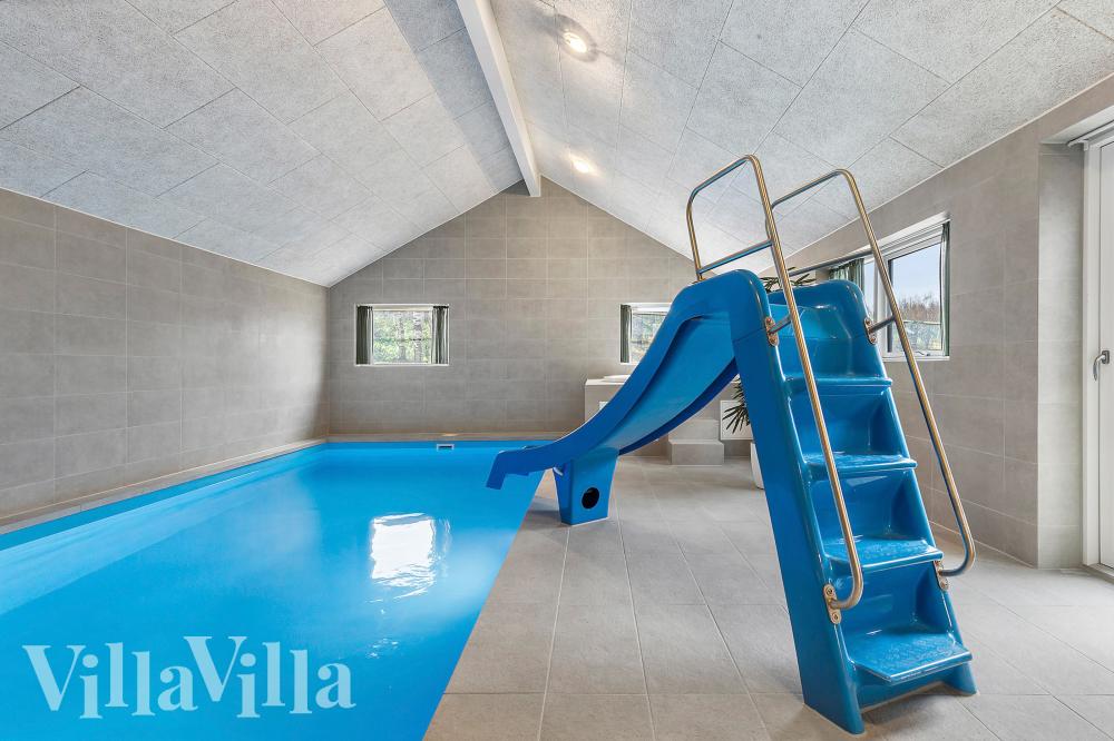 Das Ferienhaus 814 hat einen schicken Poolbereich mit Wasserrutsche, einem geräumigen, eingelassenen Whirlpool und einer Sauna.