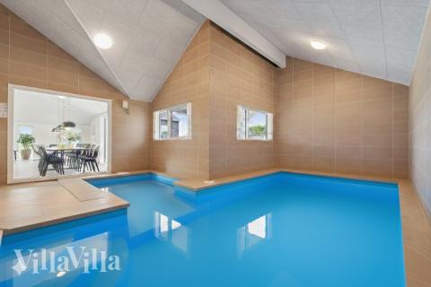 Das Ferienhaus 930 hat einen schicken Poolbereich mit Wasserrutsche, einem geräumigen, eingelassenen Whirlpool und einer Sauna.