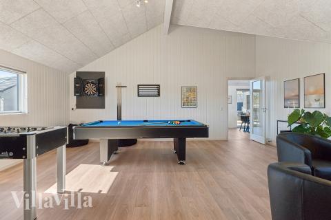 Neben den vielen schönen Stunden, die man im Poolbereich des Hauses verbringen kann, bietet das Luxusferienhaus 930 auch Spielevergnügen bei Billard/Tischtennis und Darts