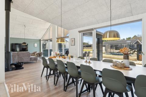 Der große, lichtdurchflutete Aufenthaltsraum im Luxusferienhaus Nr. 930 für 14.