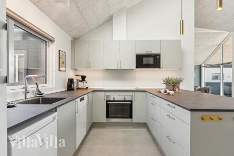 Die Küche in dem Luxusferienhaus Nr. 930 ist so gut ausgestattet, dass man problemlos Mahlzeiten für 14 Personen zubereiten kann.