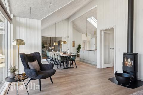 Die Couch im Luxusferienhaus Nr. 930 in Westjütland lädt zu Gesellschaftsspielen oder zu Kinoabenden ein.