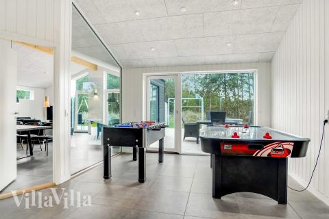 Neben den vielen schönen Stunden, die man im Poolbereich des Hauses verbringen kann, bietet das Luxusferienhaus 944 auch Spielevergnügen bei Billard/Tischtennis und Darts