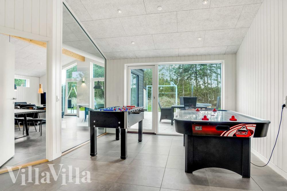 Neben den vielen schönen Stunden, die man im Poolbereich des Hauses verbringen kann, bietet das Luxusferienhaus 944 auch Spielevergnügen bei Billard/Tischtennis und Darts