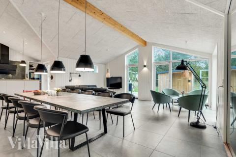 Der große, lichtdurchflutete Aufenthaltsraum im Luxusferienhaus Nr. 944 für 10.