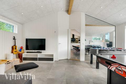 Das Luxusferienhaus 944 für 10 Personen hat einen großen Aktivitätsraum mit u. a. Billard und Darts