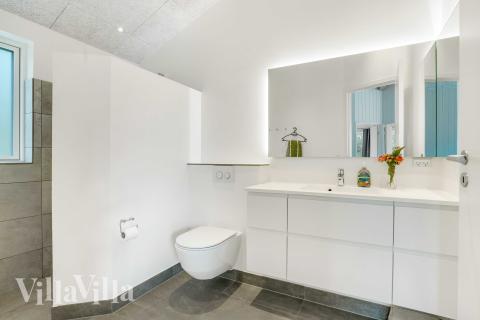 Eines der Badezimmer im Luxusferienhaus Nr. 944