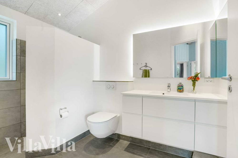 Eines der Badezimmer im Luxusferienhaus Nr. 944