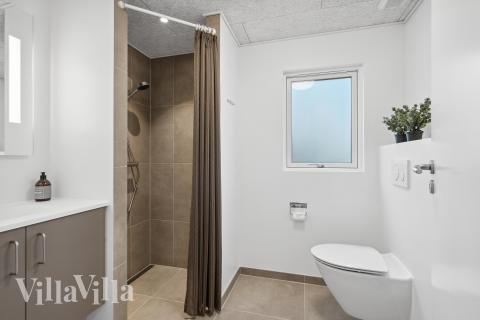 Eines der Badezimmer im Luxusferienhaus Nr. 771