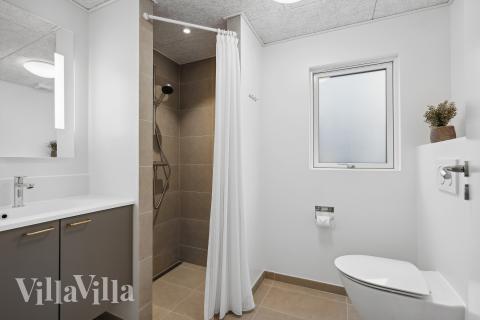 Eines der Badezimmer im Luxusferienhaus Nr. 774