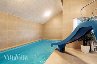 Das Ferienhaus 772 hat einen schicken Poolbereich mit Wasserrutsche, einem geräumigen, eingelassenen Whirlpool und einer Sauna.