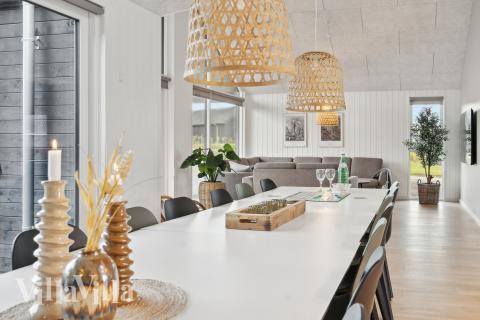 Der große, lichtdurchflutete Aufenthaltsraum im Luxusferienhaus Nr. 772 für 18.