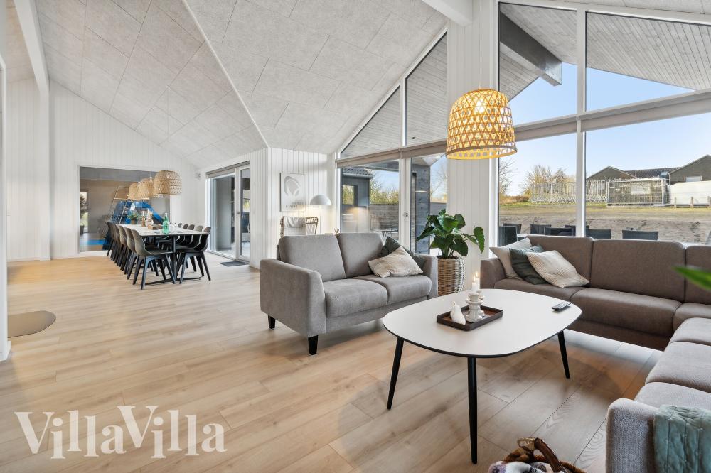 Die Couch im Luxusferienhaus Nr. 772 in Deutschland lädt zu Gesellschaftsspielen oder zu Kinoabenden ein.