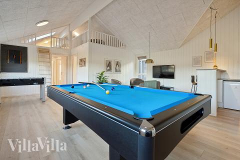 Das Luxusferienhaus 772 für 18 Personen hat einen großen Aktivitätsraum mit u. a. Billard und Darts