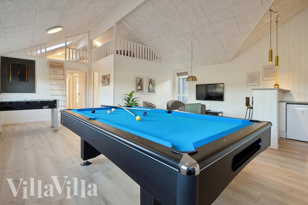 Das Luxusferienhaus 772 für 18 Personen hat einen großen Aktivitätsraum mit u. a. Billard und Darts