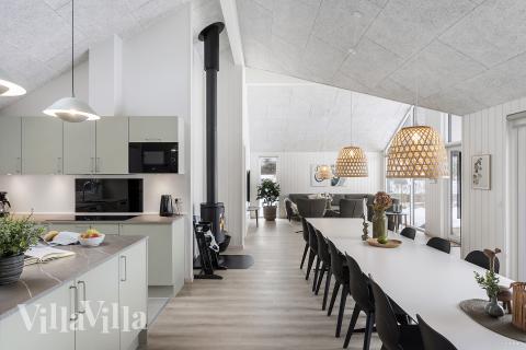 Der große, lichtdurchflutete Aufenthaltsraum im Luxusferienhaus Nr. 912 für 18.