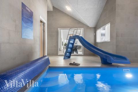 Das Ferienhaus 912 hat einen schicken Poolbereich mit Wasserrutsche, einem geräumigen, eingelassenen Whirlpool und einer Sauna.