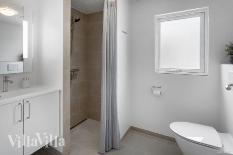 Eines der Badezimmer im Luxusferienhaus Nr. 912